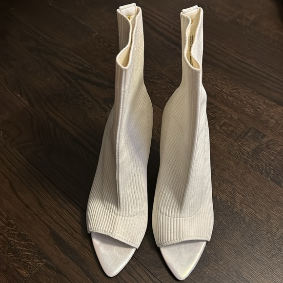 Steve Madden White Knit Forgo Pull On Peep Toe Heel size 9.5 (size 9 fit) - Picture 3 of 11